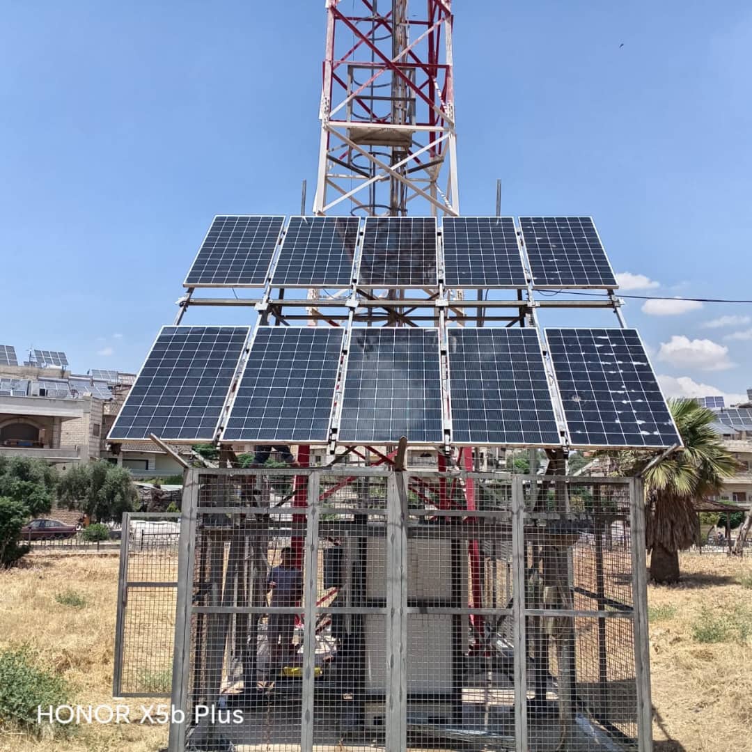 Complete site: solar array, tower and technician